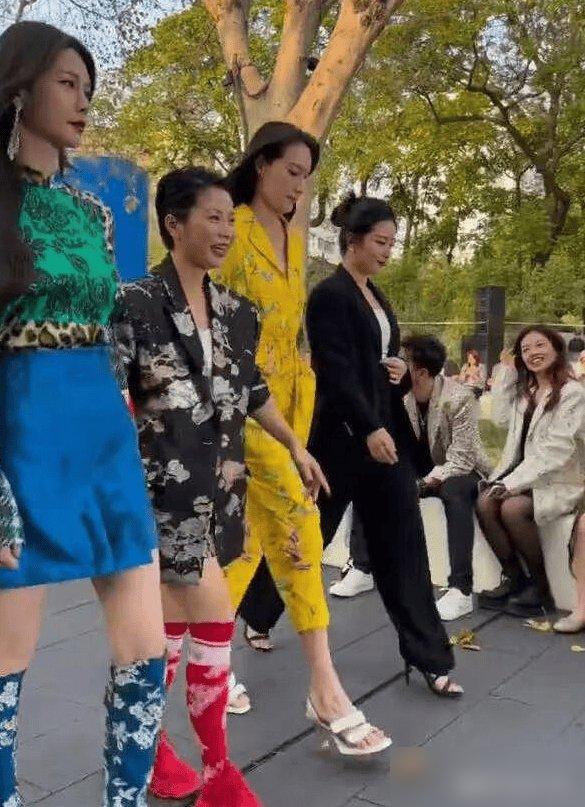 林丹能娶到谢杏芳真有眼光!穿黄色连体裤出席活动,端庄又显气质