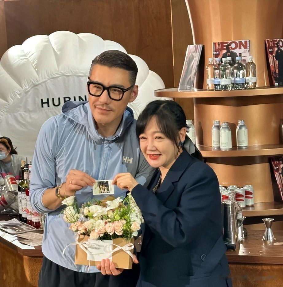 胡兵薛佳凝粉红女郎20年后同框，一个脸僵全是褶，一个白胡子发嗲