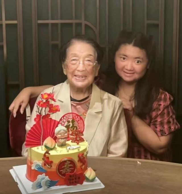 胡慧中母女在香港,女儿体重超180斤长相普通,本人不忍回应了