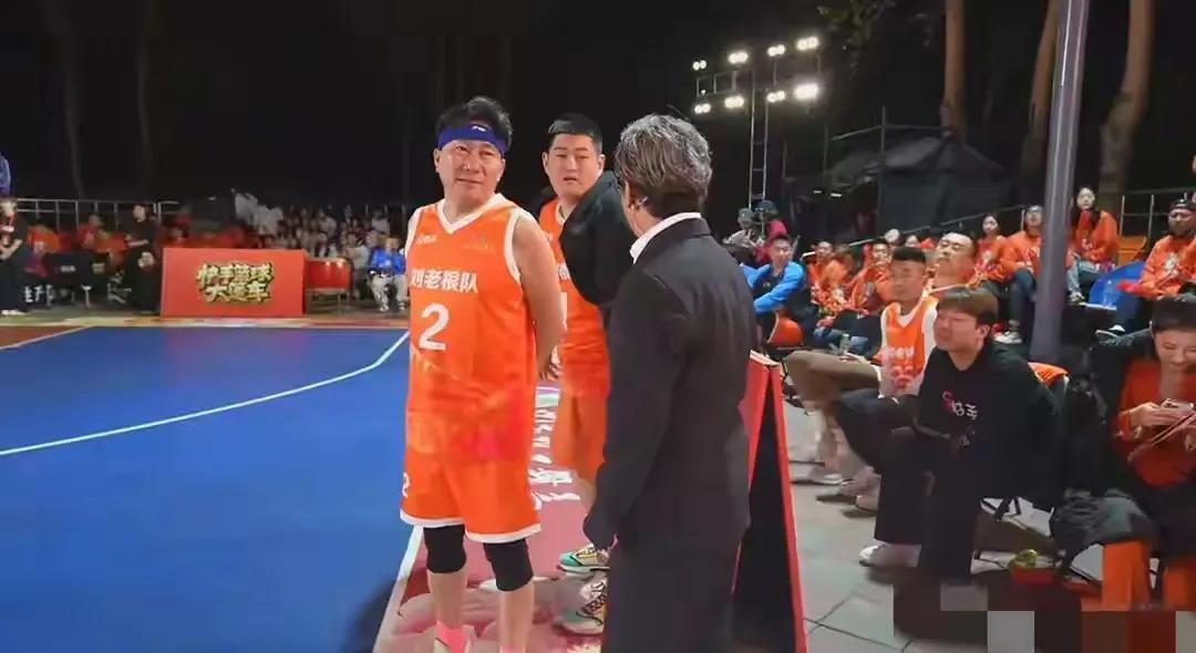 赵大牛举办篮球赛，郭艾伦与赵本山同框，老赵运动服引发争议