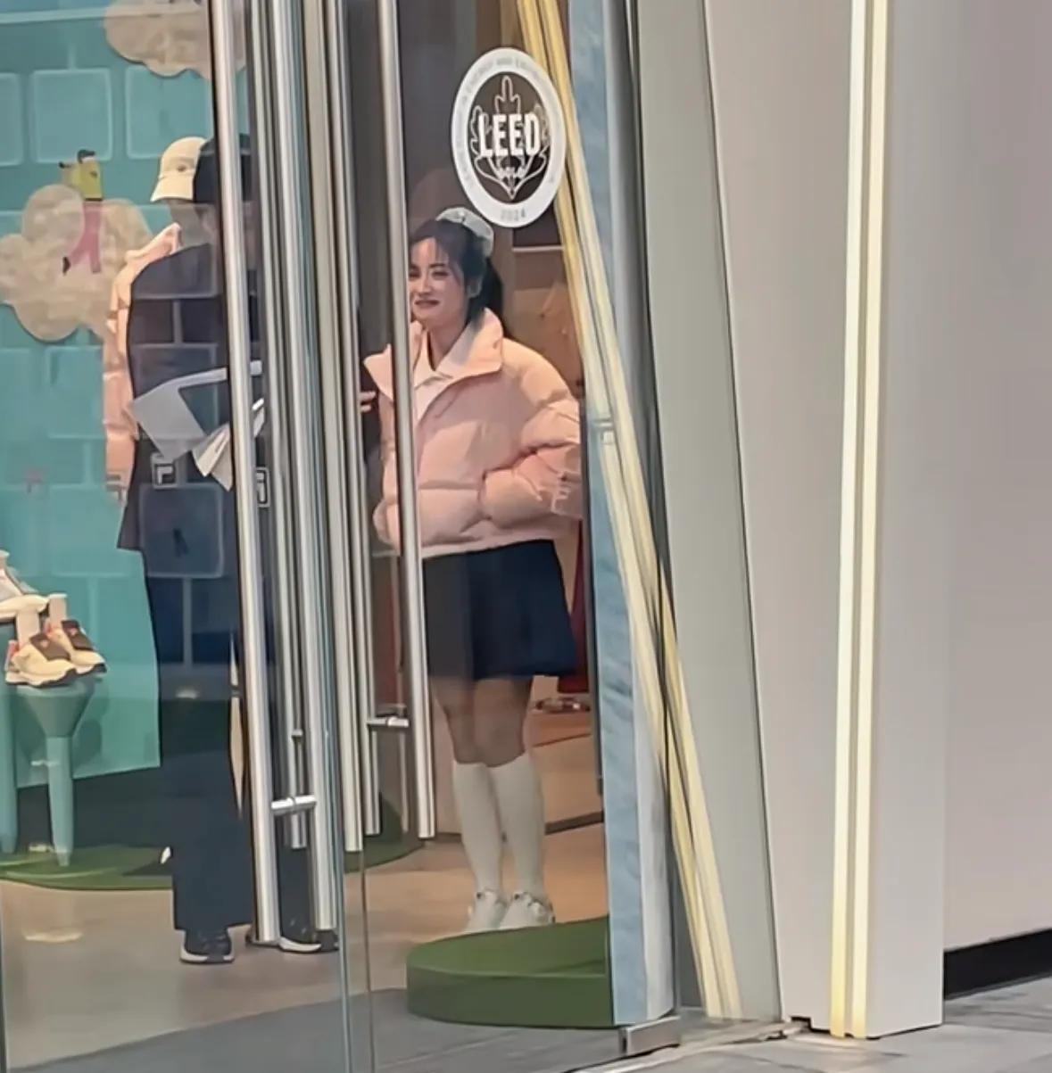 沈月出席线下活动，暴露真实身高顶多160cm，不过长相甜美可爱