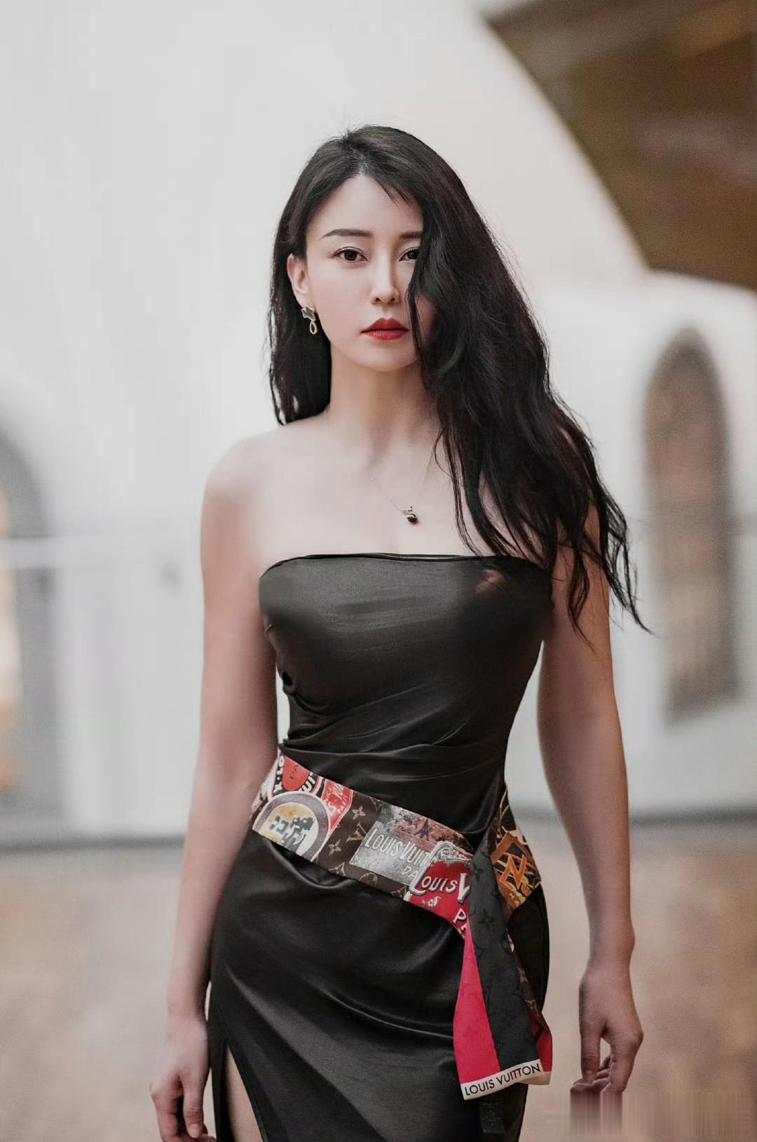 母其弥雅秋日穿搭美图:黑色优雅身材真好 ???