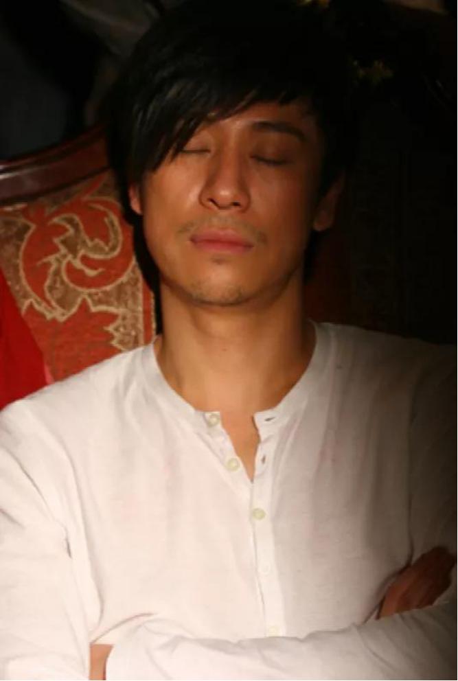 歌手解晓东：14次登春晚，曾提携章子怡，破产后抑郁住养老院？