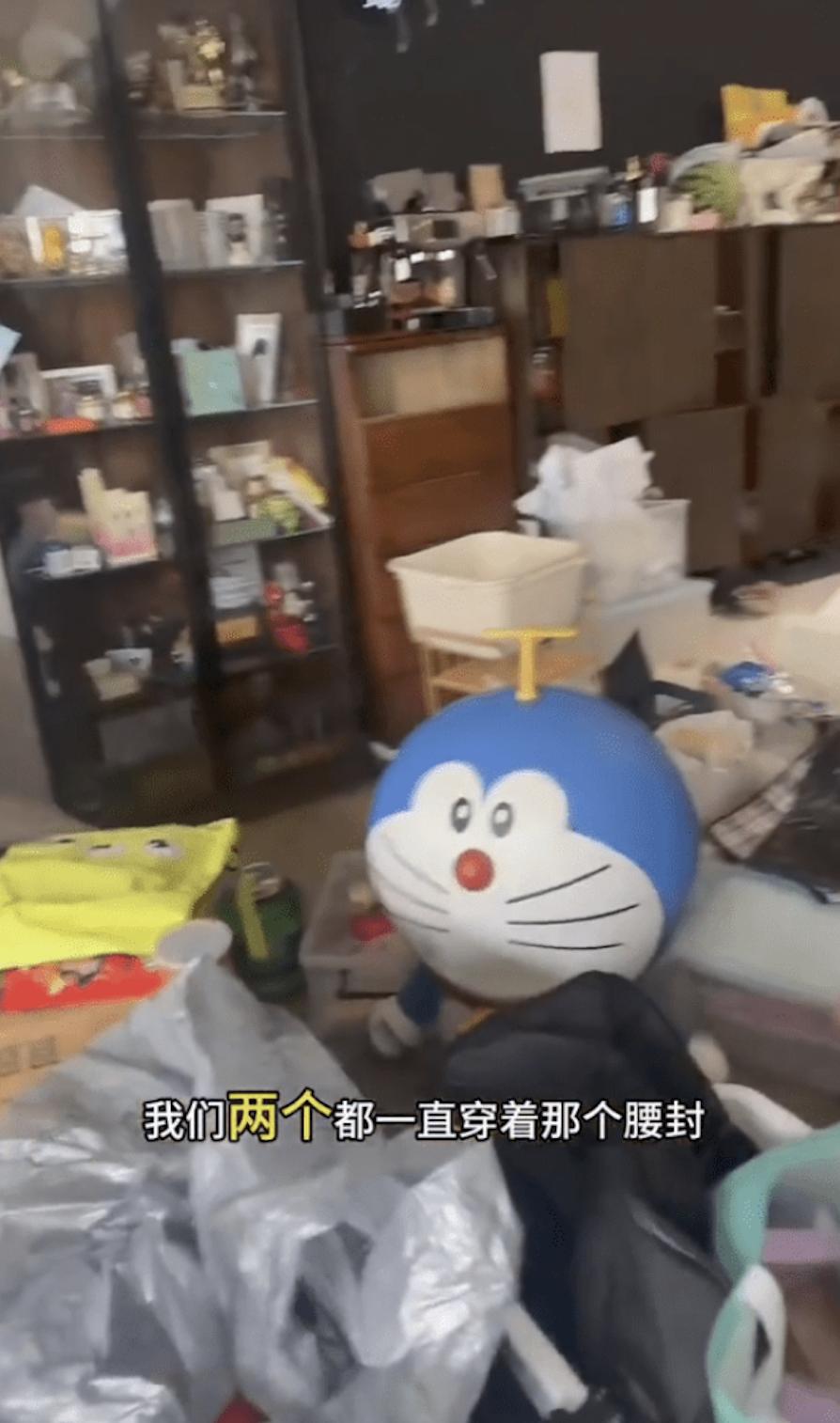 洪金宝长子一家四口移居深圳，住复式豪宅有两层楼，夫妻亲自搬家