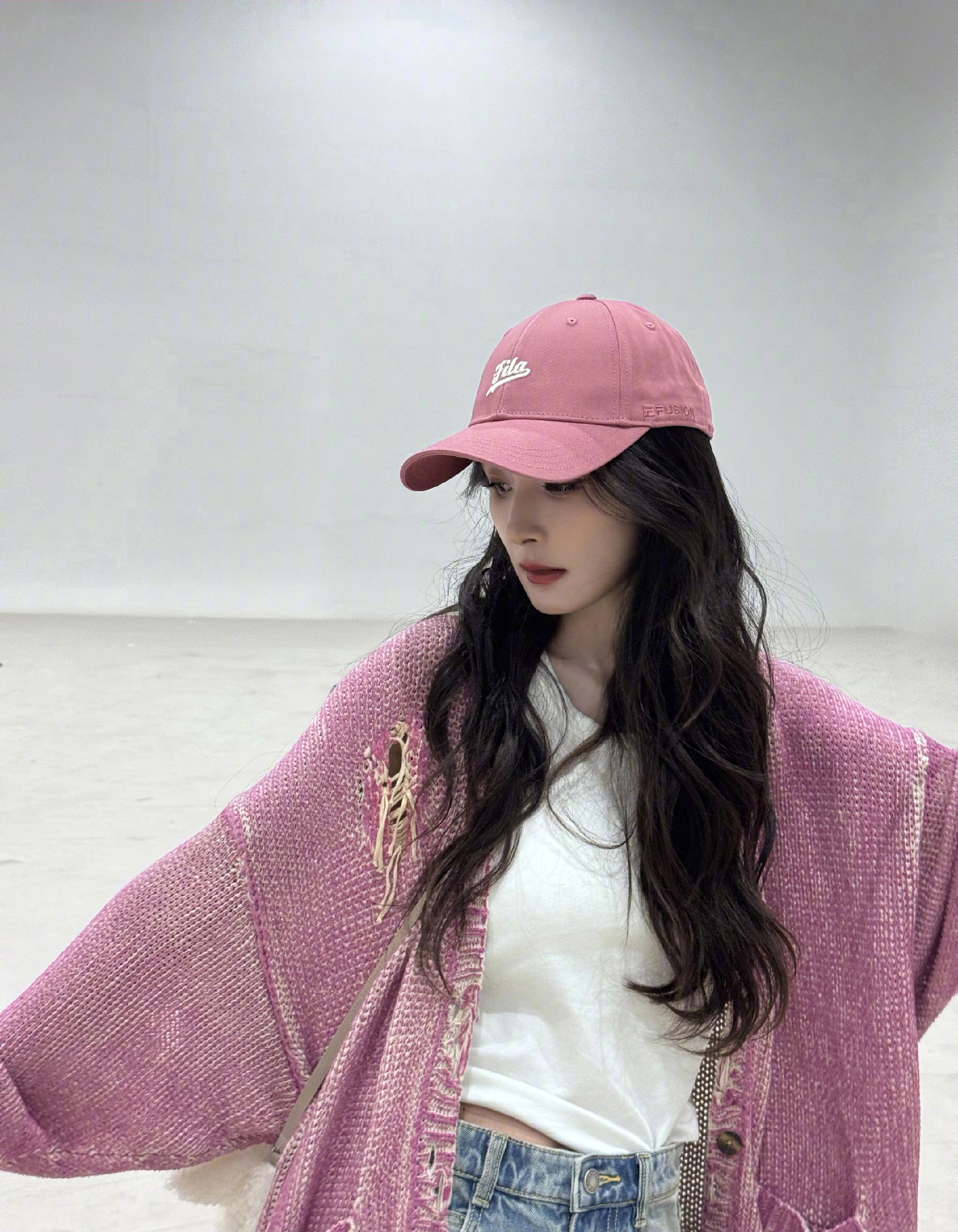 杨幂最新穿搭造型，破洞毛衣破洞裤也能穿出花来，她真的好会搭配