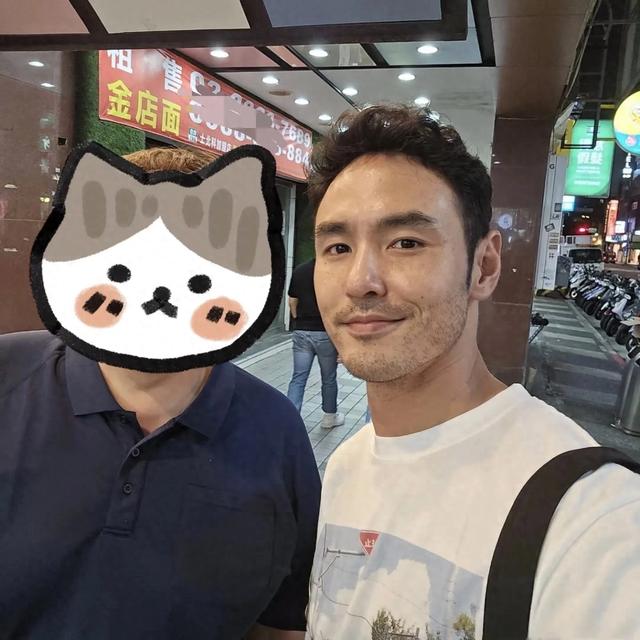 42岁阮经天在日本坐地铁出行,打扮很像大学生,身材超好堪比男模