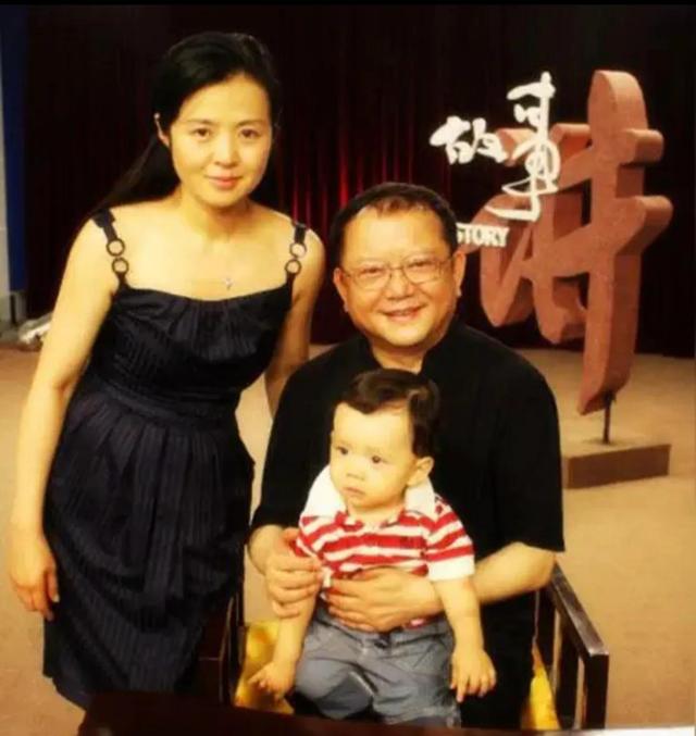 76岁王刚白发苍苍,妻子却风韵犹存!儿子和外孙竟成高中同学!