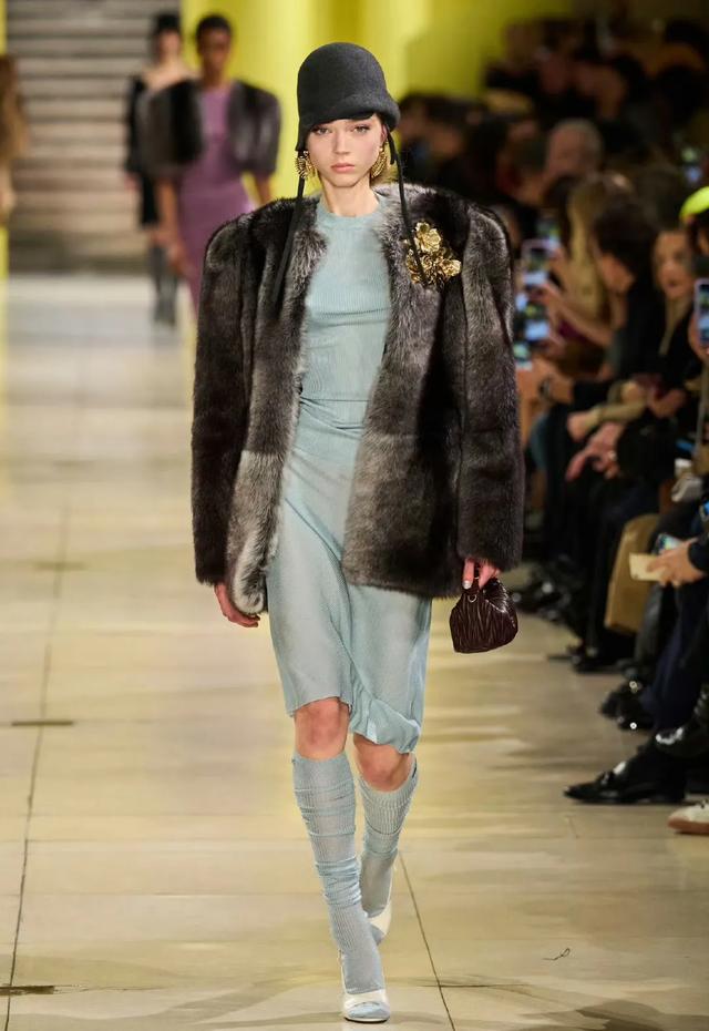 蕾哈娜怀三胎了,她挺巨肚出席Met gala,她穿miumiu露孕肚很美