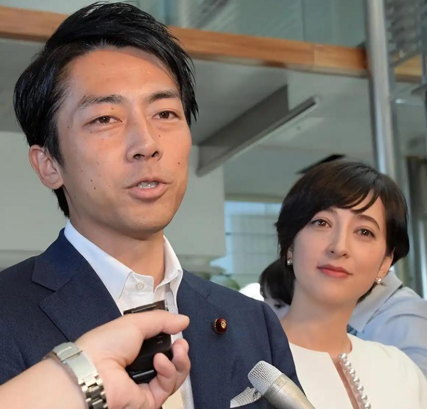 日本最美混血女主播:42岁挺孕肚嫁前首相之子,丈夫出轨不吵不闹