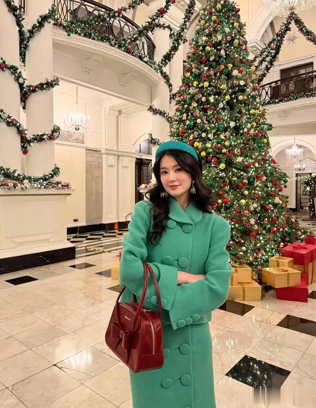 乔欣晒圣诞节美照，穿绿色毛呢套裙背红色包包，身材高挑气质好美