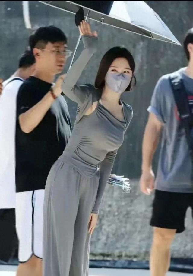 秦岚这一身紧身服谁懂啊!含金量裹满满!网友:人人想成为魏大勋