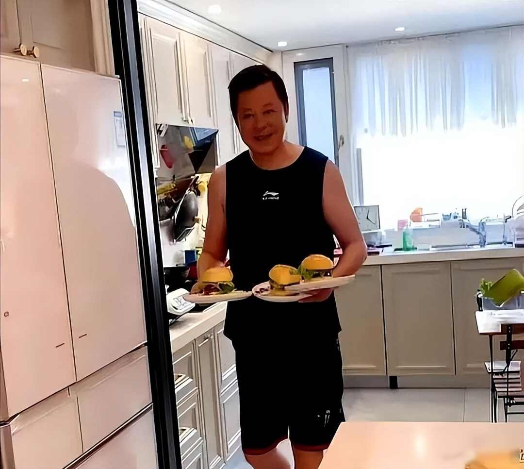 中国赚钱美国花?老戏骨祖孙三代在美过上“人上人”生活,引争议