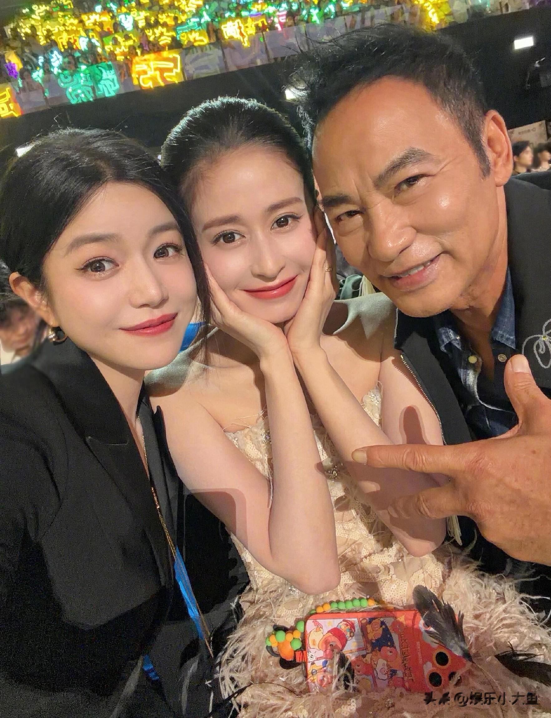 陈妍希分享星光大赏与众明星合照！搂着宋佳两位美女美得闪闪发光