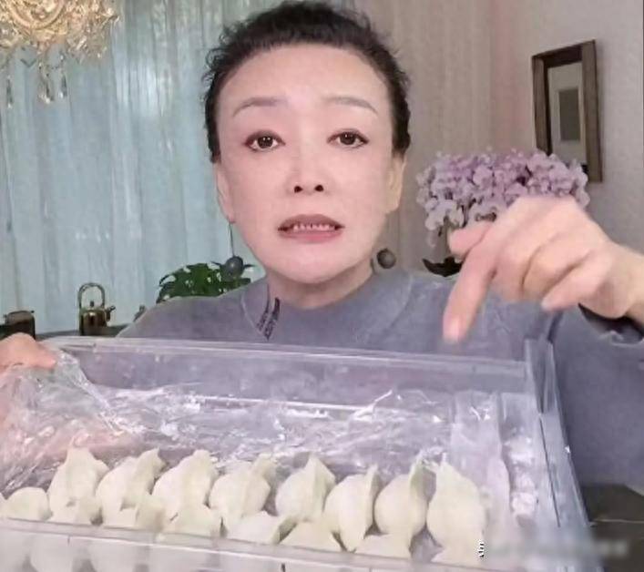 张兰去汪小菲家过冬至，一个举动暴露马筱梅地位 小菲全程没好脸色