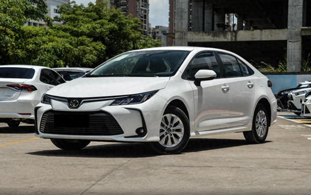 百公里油耗4.06L，卡罗拉提供纯燃油/双擎两种车型，谁更适合你？