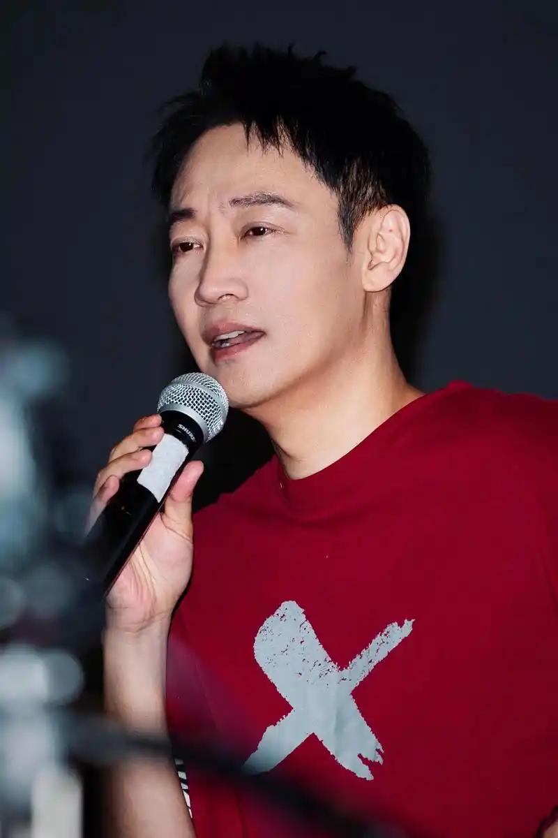 离春节不到2月，52岁辛柏青高调传出喜讯，朱媛媛终于可以放心了