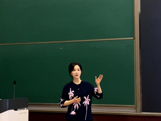 48岁陈数中戏授课!示范戏曲动作被赞教科书级别,这才是顶级优雅