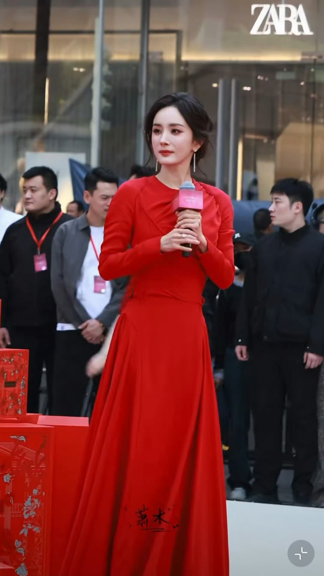 太美了太美了！杨幂深圳出席线下活动，一袭红裙盘发，优雅又大气