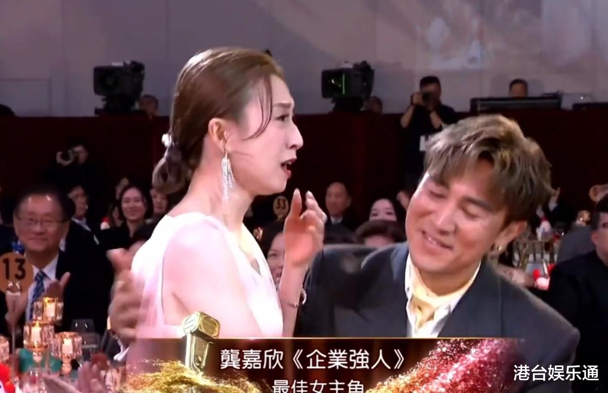 视后刚到手广告接5个!龚嘉欣否认续约换奖:合约几时到期都不知