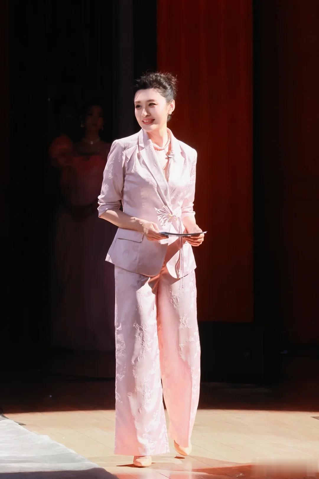 57岁周涛活动穿搭：深V裙+大波浪，尽显好身材，气质不输李冰冰