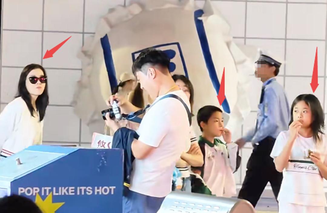 梅婷一家四口逛街，曾剑挽起袖子露出花臂，边走边嚼东西看着好凶