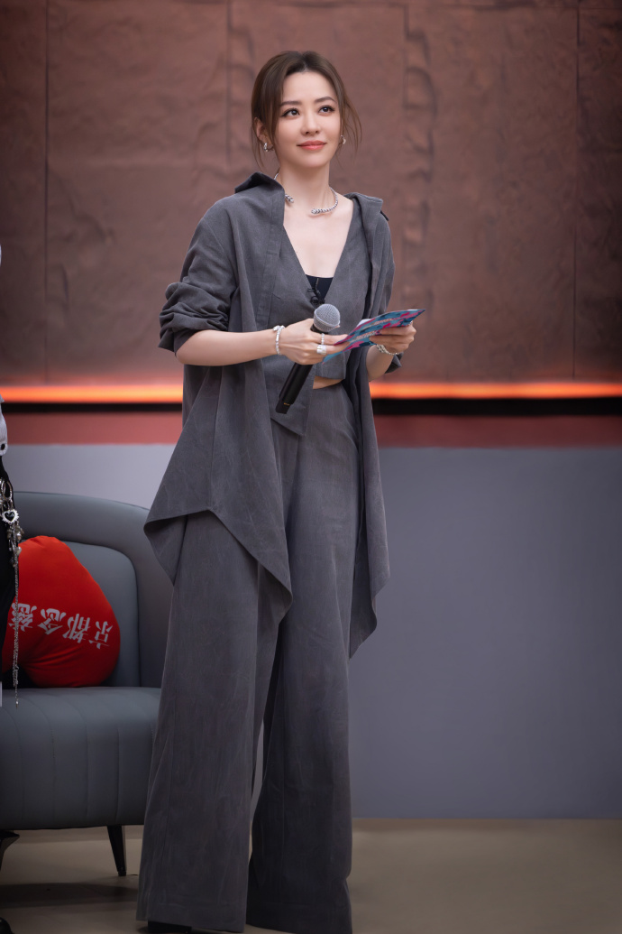 铁肺姐张靓颖！OL装太大气了！我给满分。