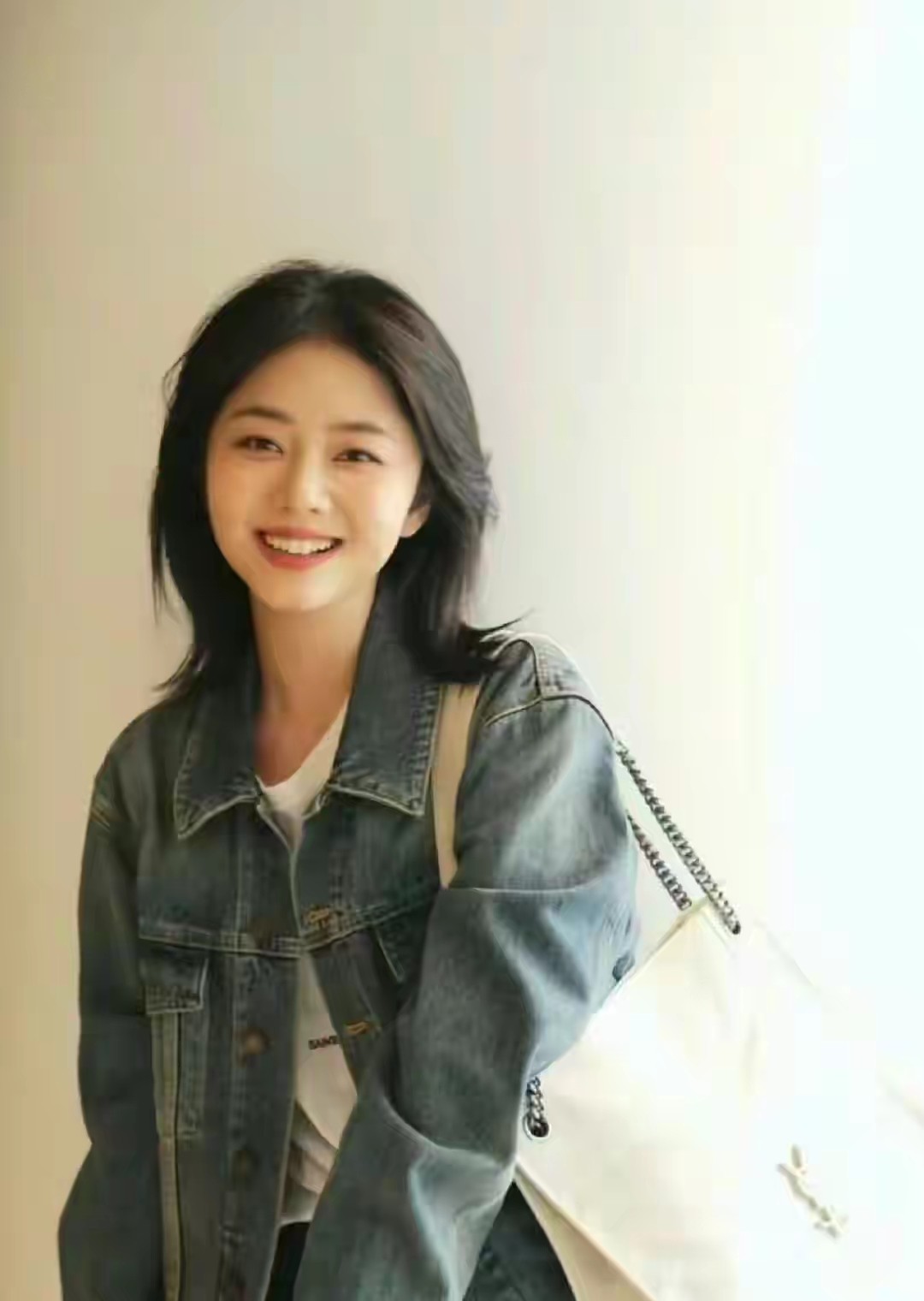 母亲离世多年后，35岁的国民闺女谭松韵，早已走上的另一条道路