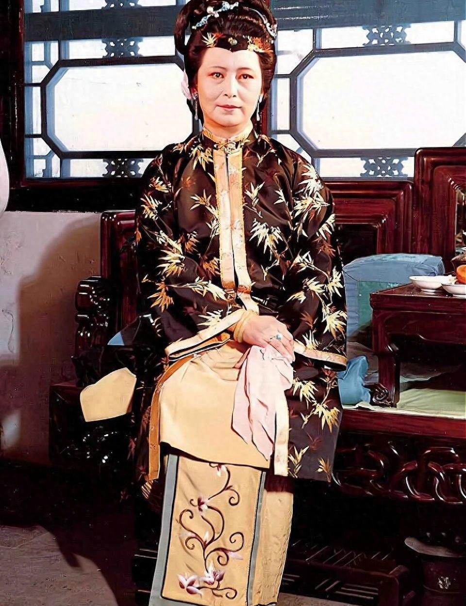 为拍红楼梦3年不回家，儿子诉苦信帮她成就经典，女儿也成老戏骨