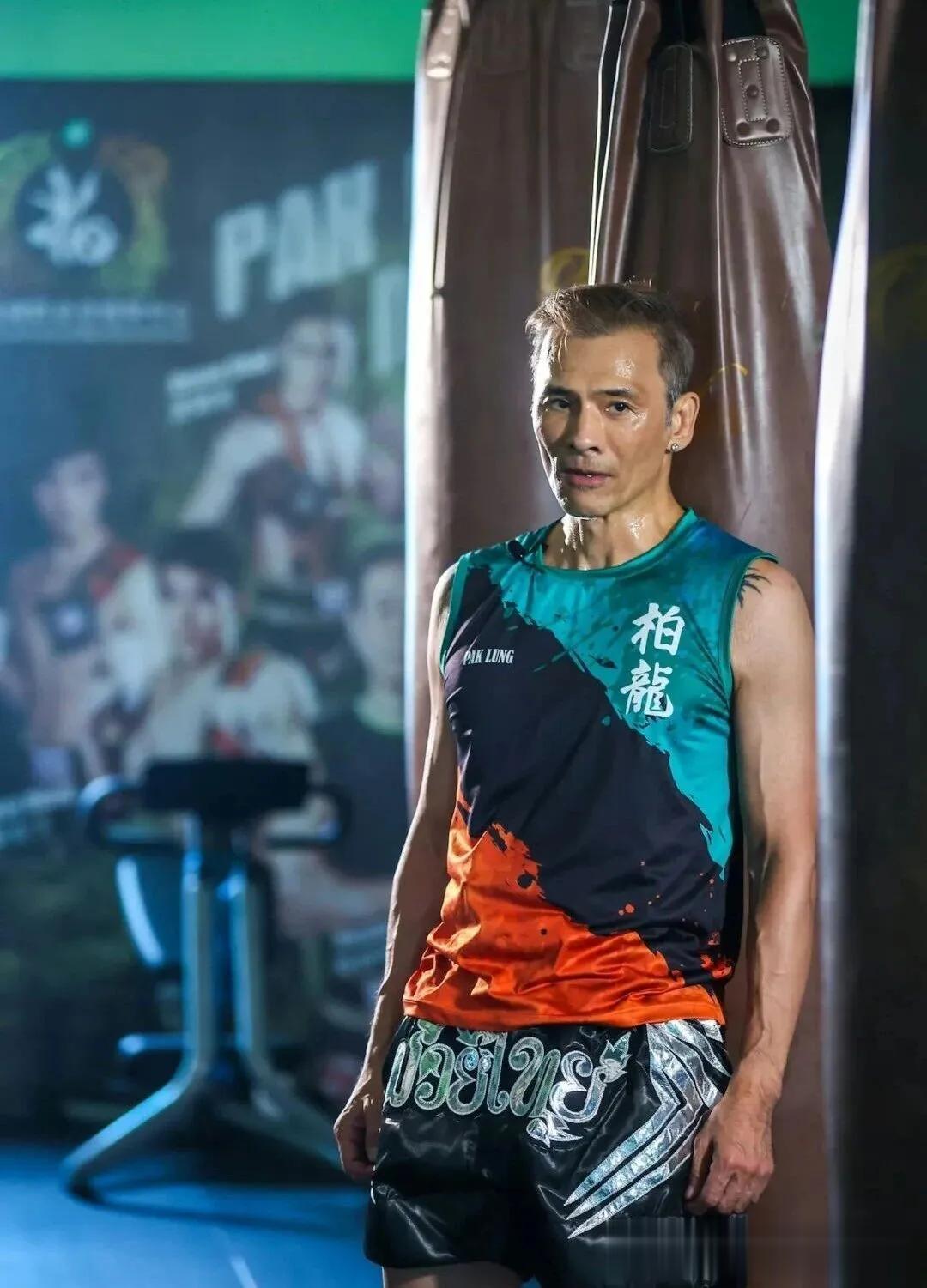 TVB御用反派地铁被偶遇，真实状态令网民惊讶，亲民合照引热议