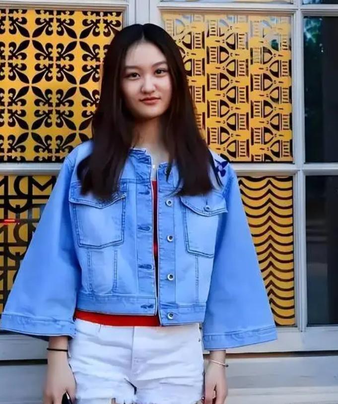 6岁被成龙抱上春晚,14岁因太丑被嘲讽退圈,如今24岁她美的惊人