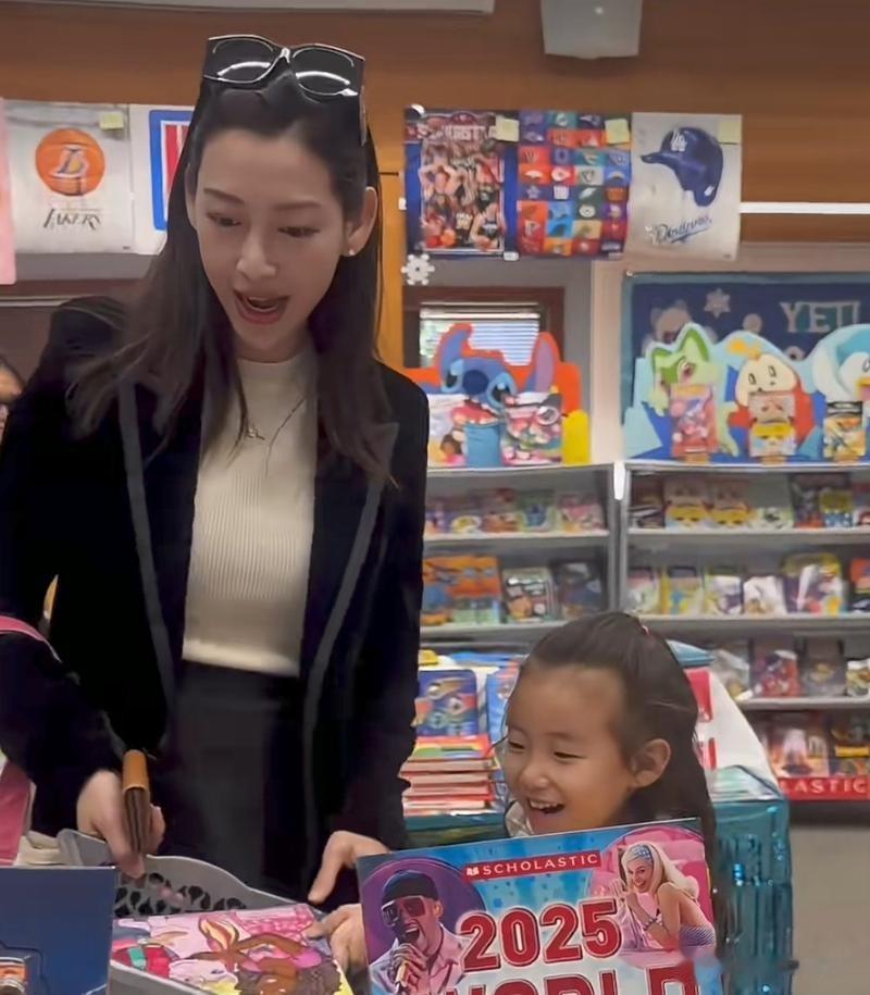 她是浙江知名主持,嫁富商定居美国,住大别墅生活奢华,5年生3娃