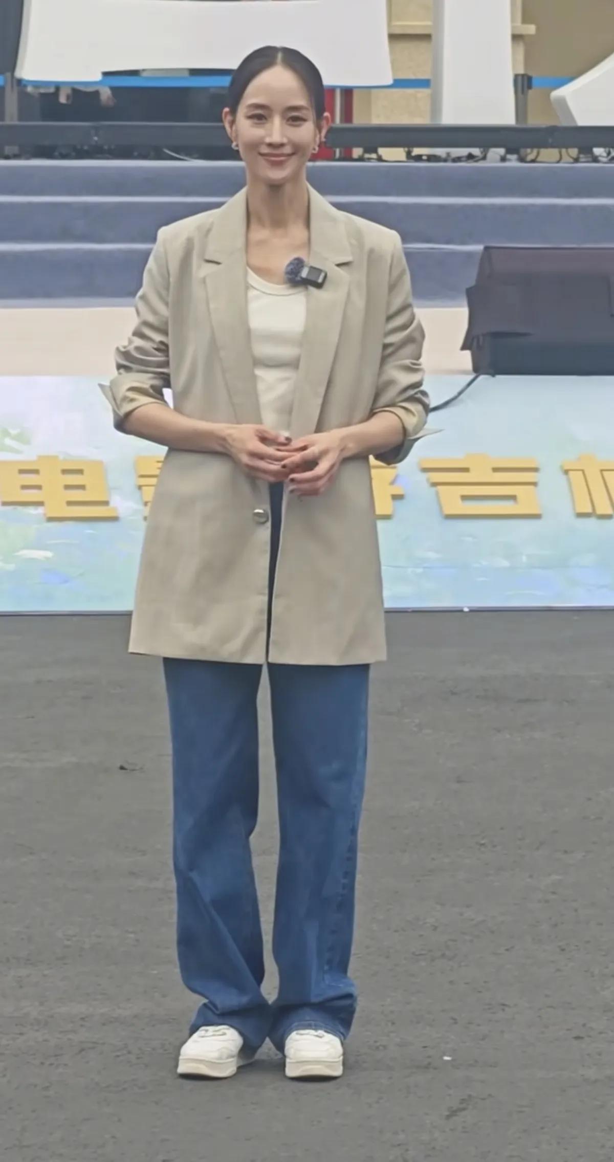 张钧甯长春被偶遇，本人也太漂亮了又高又瘦的，脸很小也很精致呀