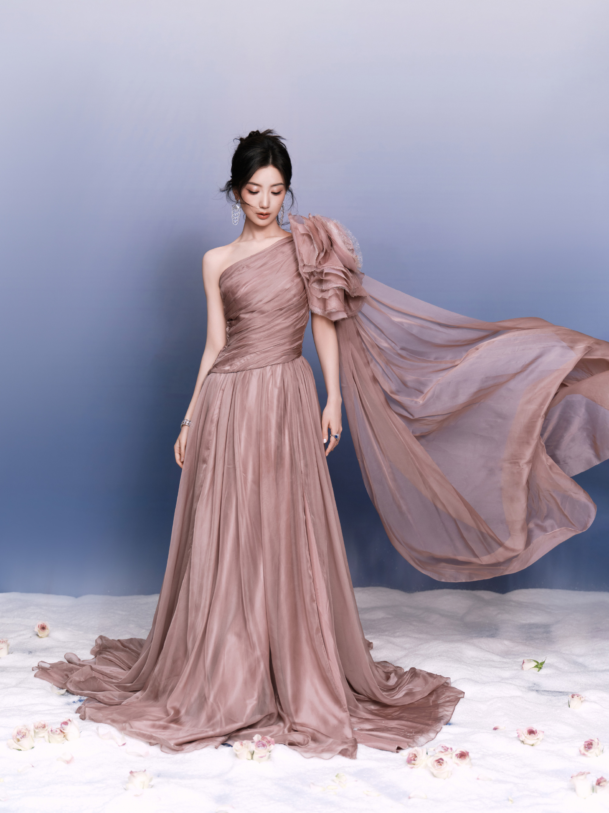 毛晓彤斜肩抹胸礼裙，跟玫瑰一样美丽动人