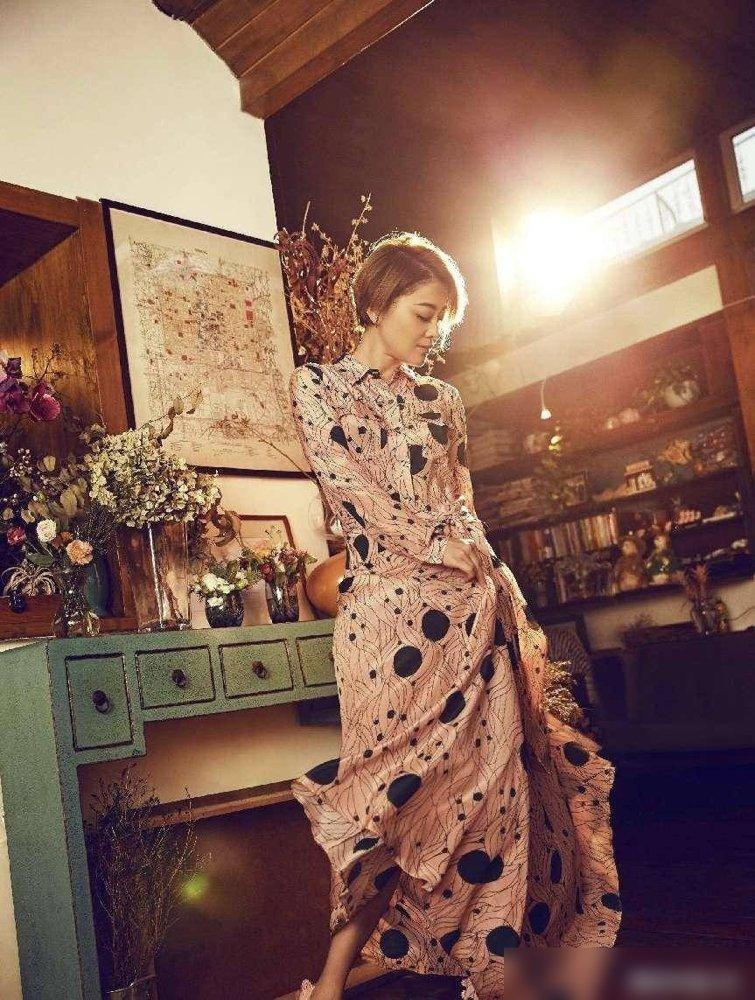 48岁梅婷新剪了波波头年轻10岁,穿毛衣+阔腿裤,美得像换了个人