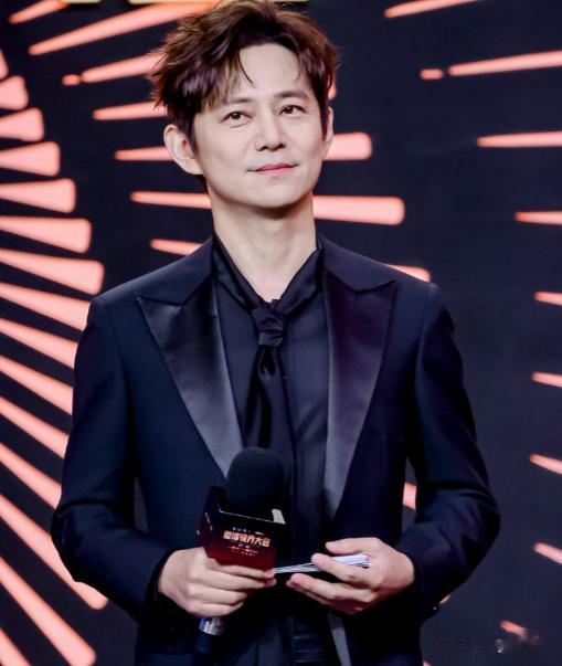 何炅谢娜再次同台，难敌岁月，何炅回应衰老焦虑，令人唏嘘！