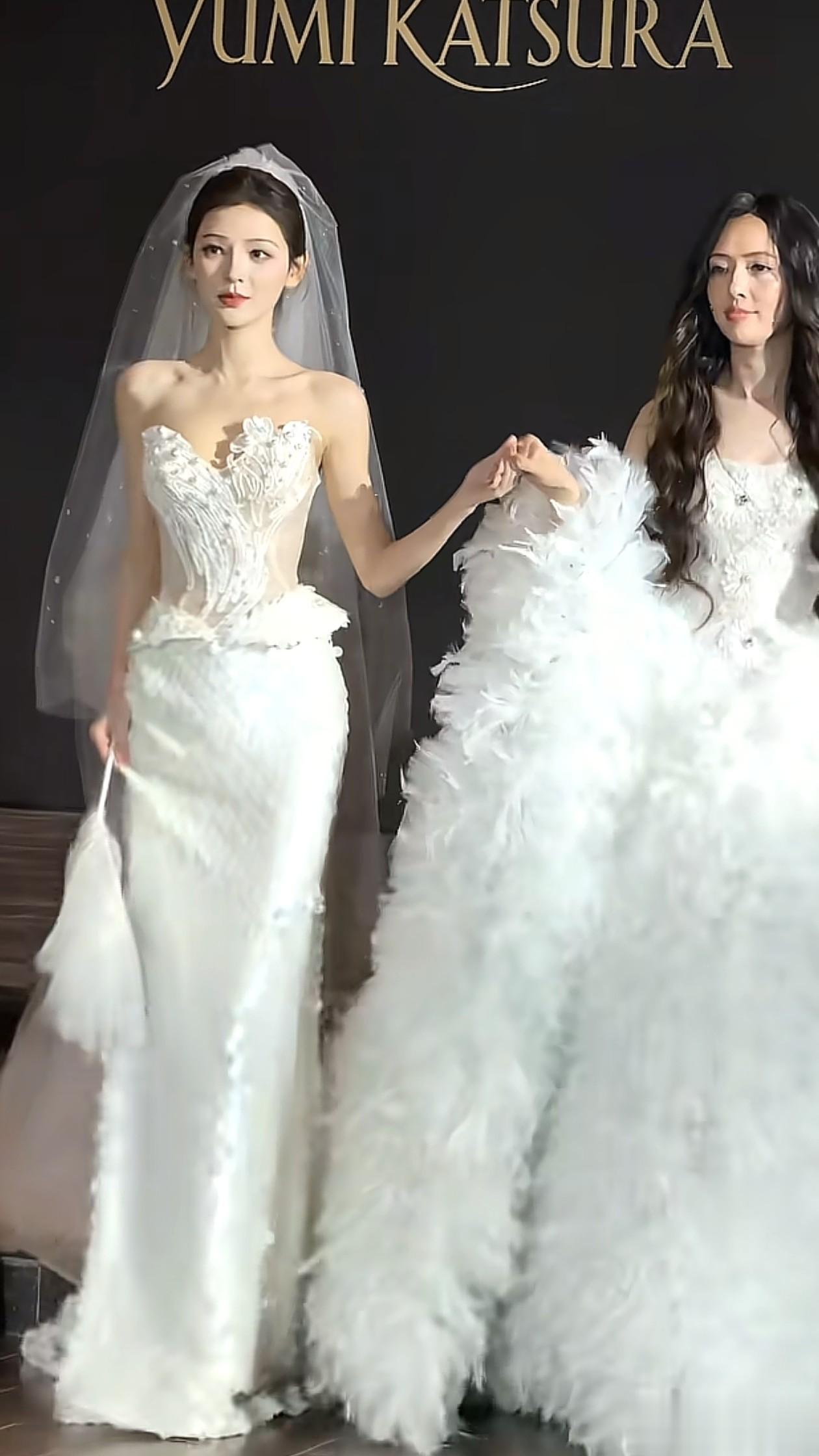 41岁郭碧婷与34岁张予曦穿婚纱走秀!一个富贵大气,一个像洋娃娃