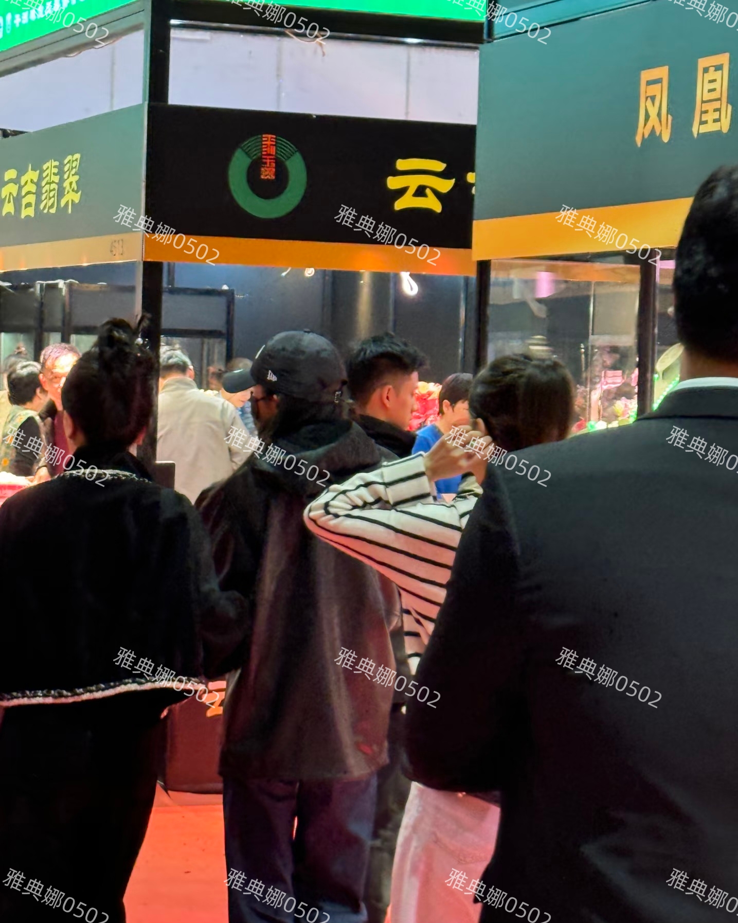 北京珠宝展偶遇杨幂，本人很瘦脸很小腿很长，她对翡翠很感兴趣!