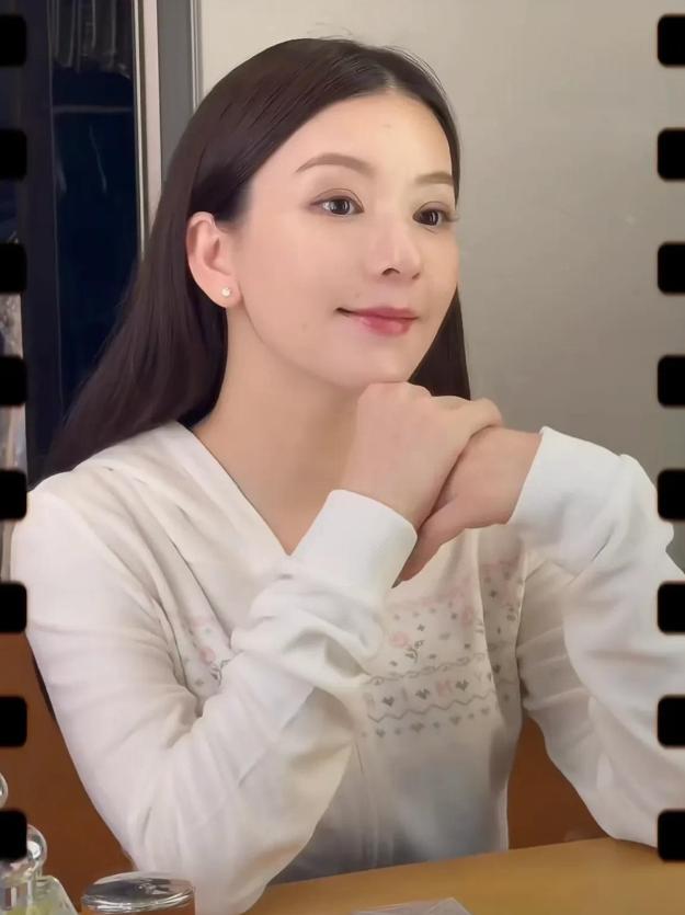 方媛上海购物被偶遇!生图个子矮小身形肥硕,溜肩驼背无名媛气质