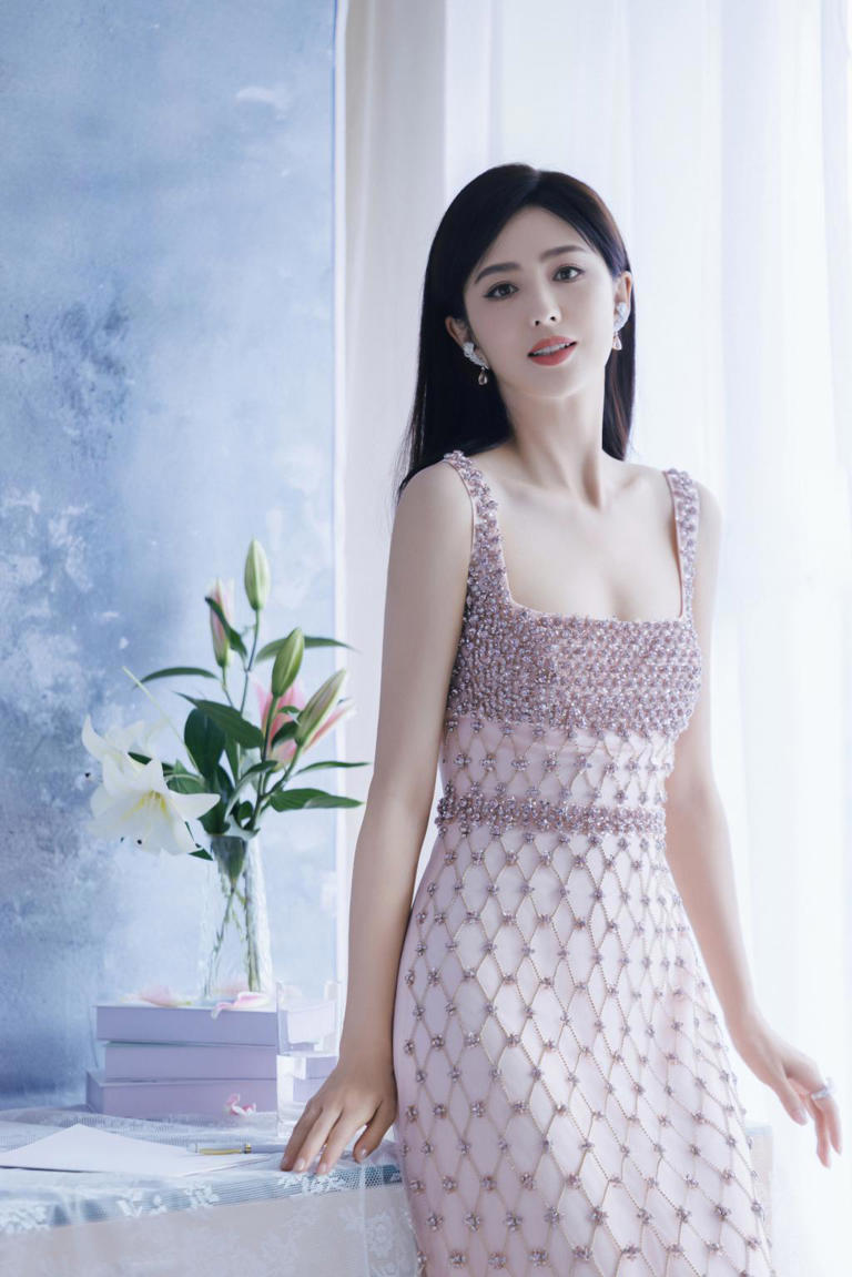 佟丽娅鎏金亮片裙惊艳亮相:光影下的温婉张力,勾勒东方女性的身材美学