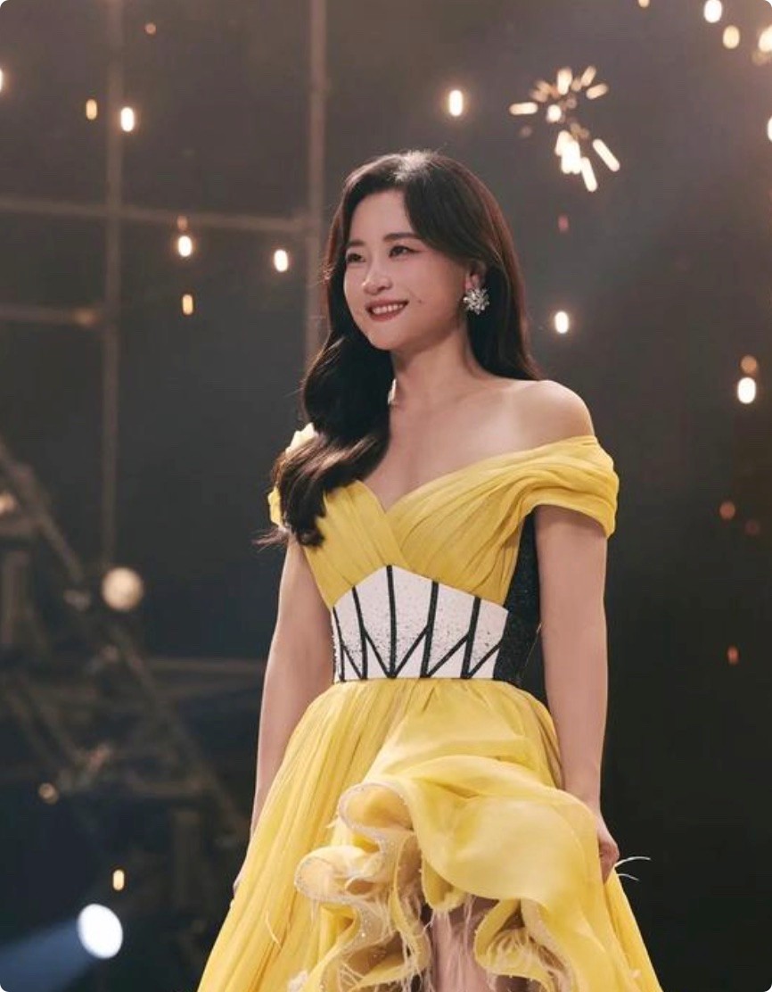 贾玲拍短片,大波浪头发配红唇,五官撞脸巅峰期许晴