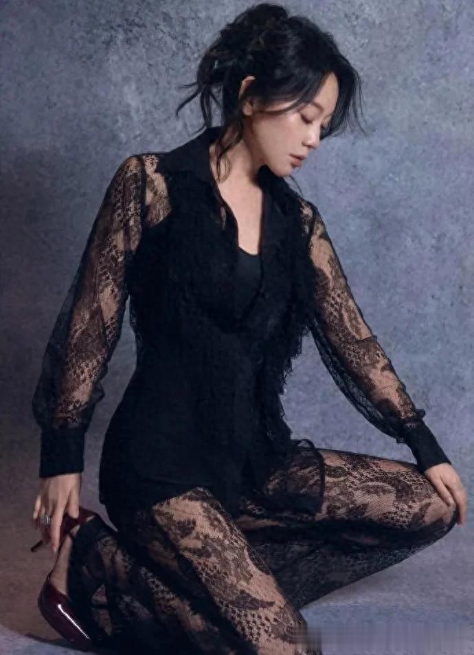 闫妮越来越放得开!穿透视蕾丝套装,窈窕曲线好抢镜!