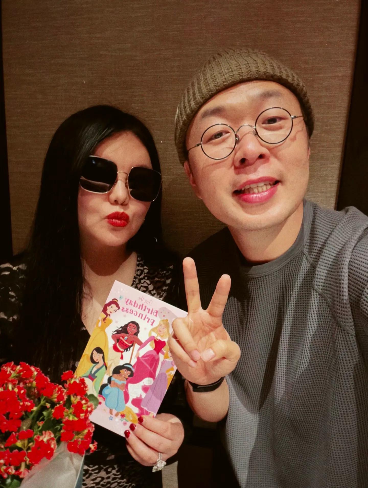 章泽天和杜海涛看展！素颜西装开怀大笑好美，在伦敦当阔太好惬意