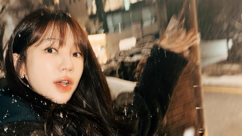 尹恩惠晒初雪照片：伸手接雪笑容温柔，与经纪人合影很开心！