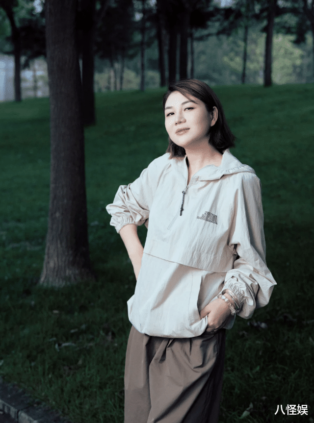 杨天真纽约被偶遇，脖前倾严重还有双下巴，与本人发的照片差别大