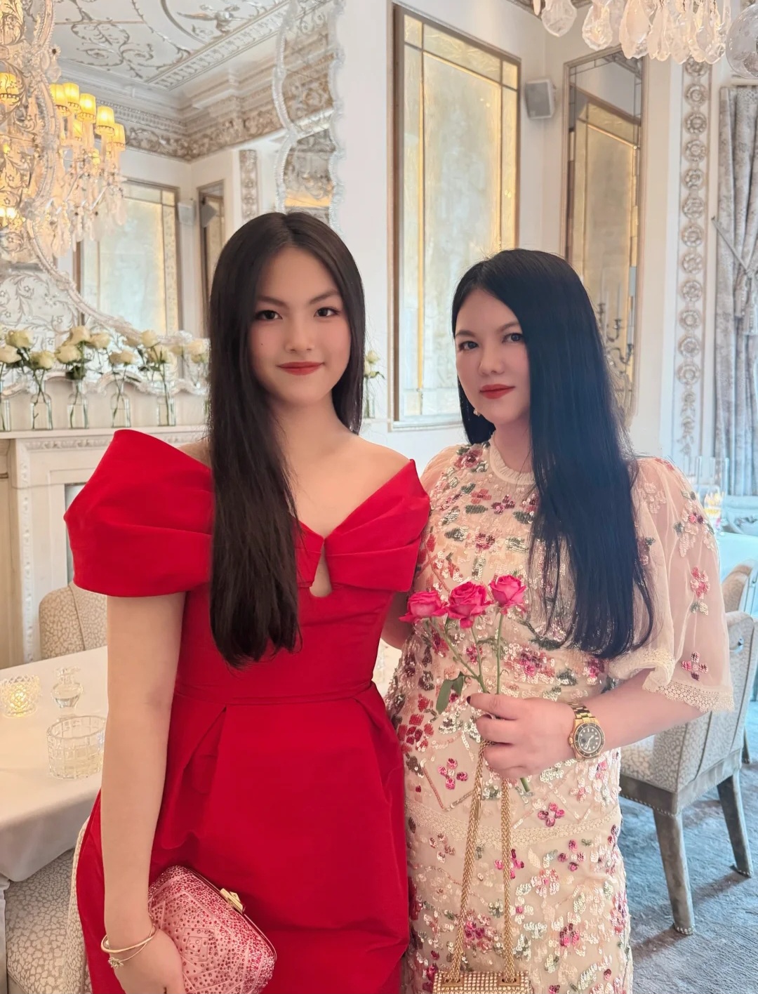 伦敦偶遇李湘一家三口，李湘母女本人都比自己发的照片上丰满很多