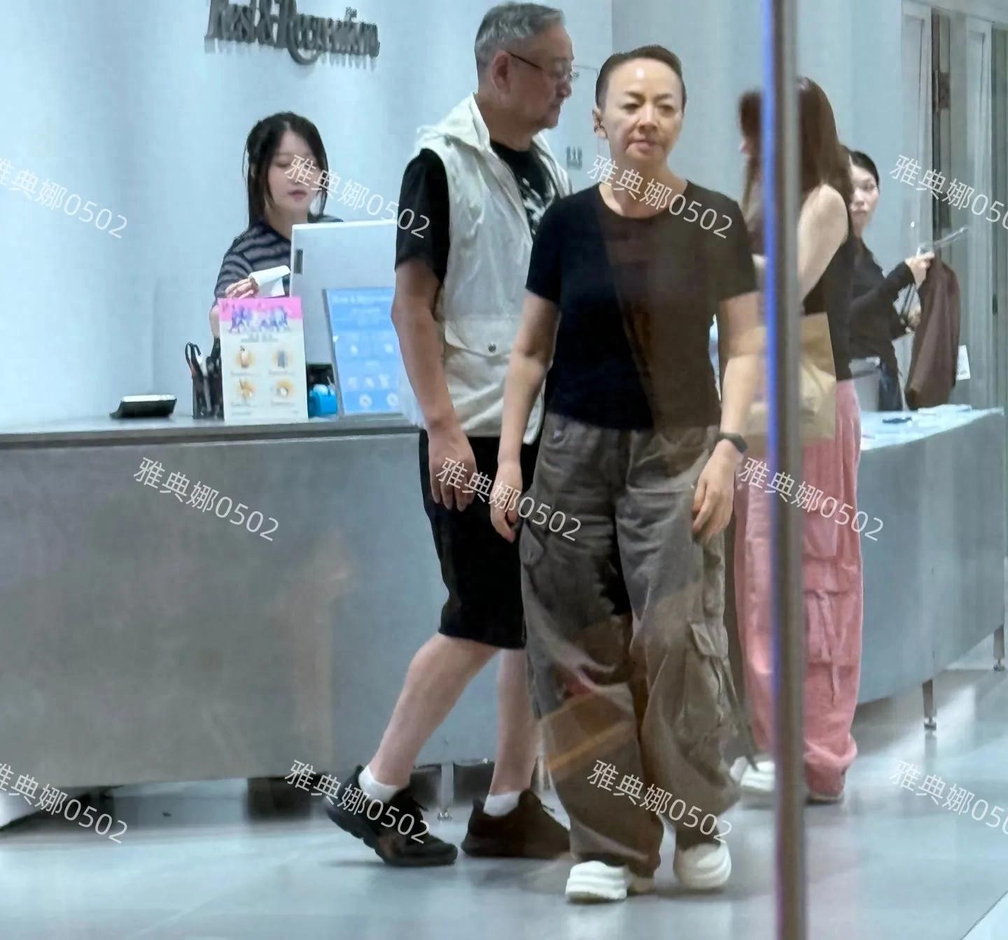 三里屯偶遇宋丹丹，老公儿子儿媳都在她戴耳机很飒比张维伊帅多了