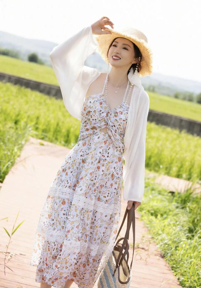 45岁董璇宣布再婚,高颜值宛如少女,好身材穿什么都好看