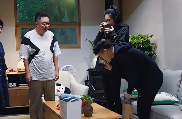 不愧是马来拿督：胡静老公对岳母的态度，诠释豪门与暴发户的区别