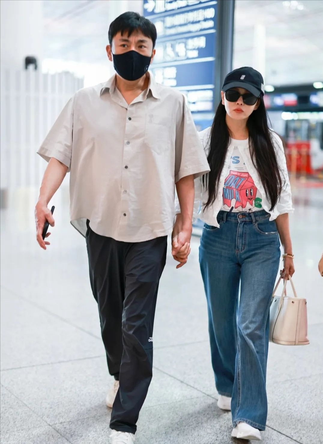 看了伊能静的最新状态，我悟了：穿搭简约时尚，会保养，果然年轻