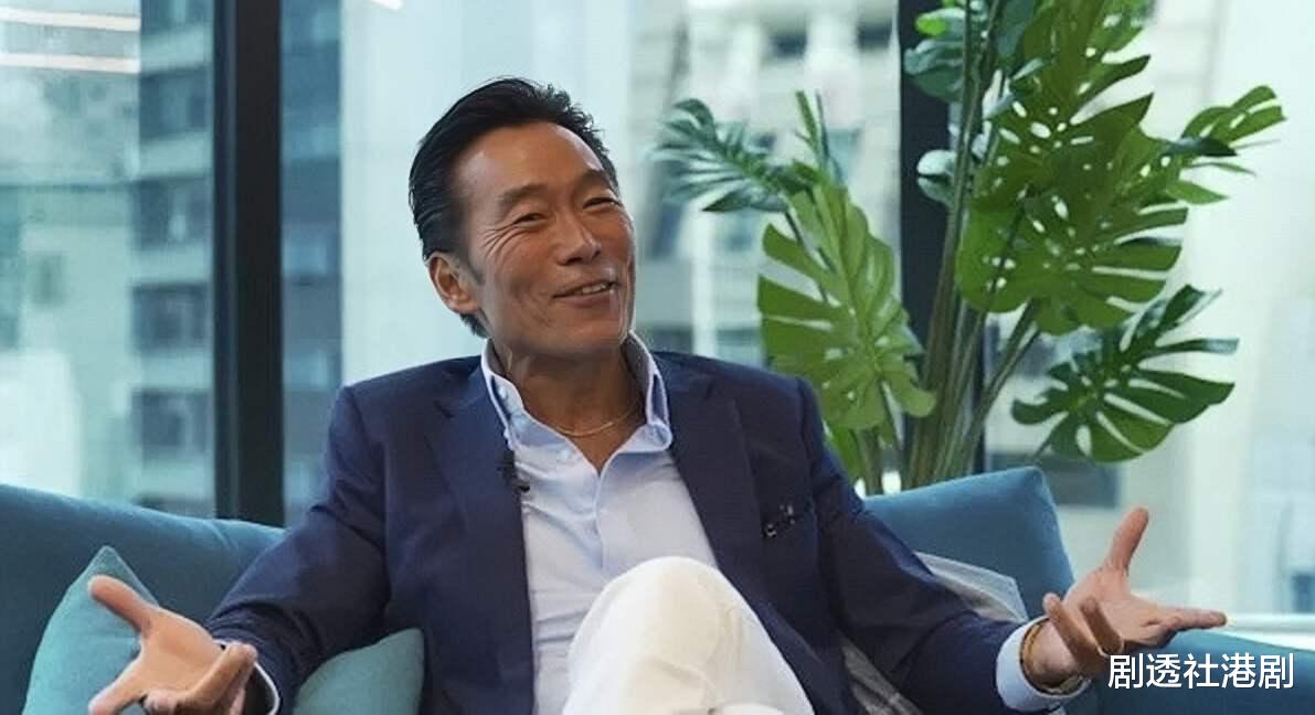 恭喜！香港知名男星迎来新恋情，离婚后人财两空，前妻婚内出轨